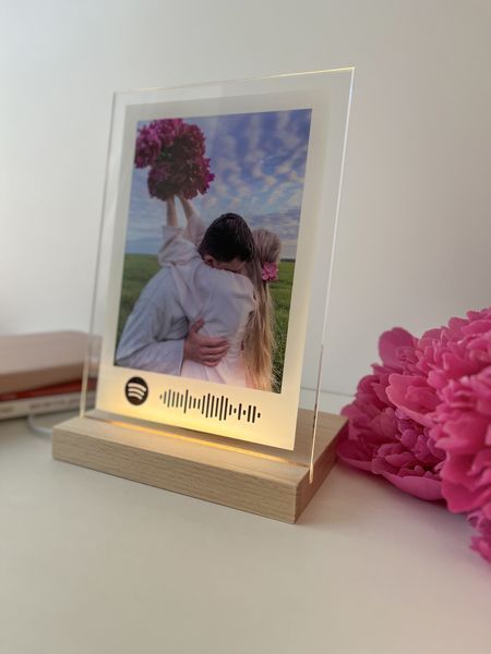 Музыкальный фото-постер с теплой белой подсветкой и колонкой. Дизайн Polaroid со штрих кодом для Spotify PA5KCH фото