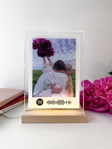 Музыкальный фото-постер с теплой белой подсветкой и колонкой. Дизайн Polaroid со штрих кодом для Spotify PA5KCH фото