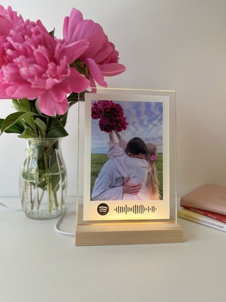 Музыкальный фото-постер с теплой белой подсветкой и колонкой. Дизайн Polaroid со штрих кодом для Spotify PA5KCH фото
