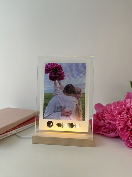 Музыкальный фото-постер с теплой белой подсветкой и колонкой. Дизайн Polaroid со штрих кодом для Spotify PA5KCH фото