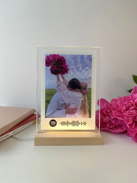 Музыкальный фото-постер с теплой белой подсветкой и колонкой. Дизайн Polaroid со штрих кодом для Spotify PA5KCH фото