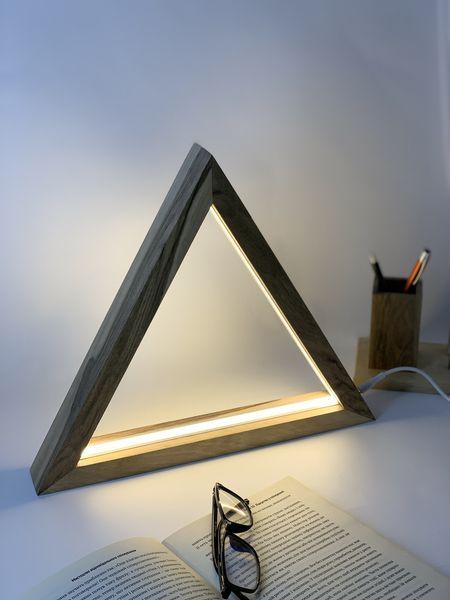 Настольный дизайнерский светильник "Triangle" ADT фото