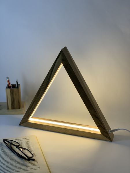 Настольный дизайнерский светильник "Triangle" ADT фото